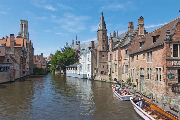 BRUGES, BELGIO - 13 GIUGNO 2014: Veduta dal Rozenhoedkaai di Brugge con la casa Perez de Malvenda e Belfort van Brugge sullo sfondo . — Foto Stock