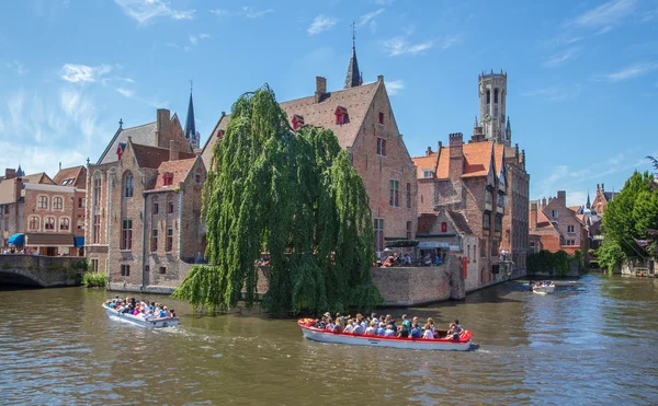 Brugge - widok z rozenhoedkaai w brugge z perez de malvenda domu i belfort van brugge w tle. — Zdjęcie stockowe