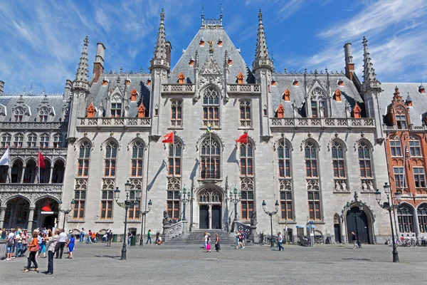 BRUGGE, BELGIUM - JUNE 13, 2014: The Grote Markt and the Provinciaal Hof gothic building. — Stok Foto