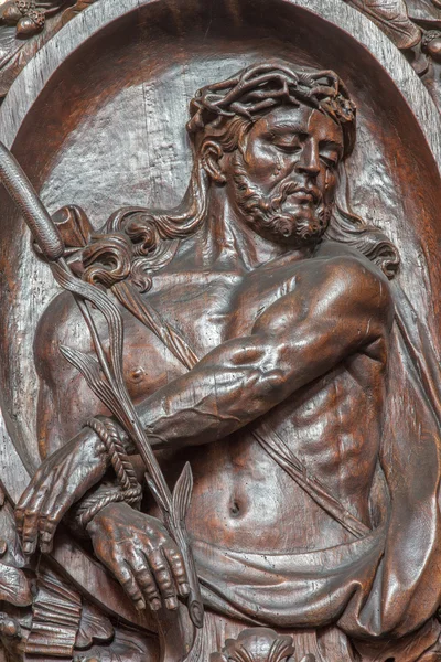 BRUGES, BÉLGICA - 13 DE JUNIO DE 2014: El relieve tallado de Jesús en el vínculo en la caja de confesión en Karmelietenkerk (iglesia Carmelitas) por carmelita Victor van de Heilige Jacob fromk 17. cent. . — Foto de Stock