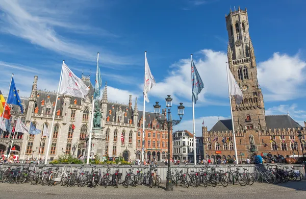 Brugge, Belgia - 13 czerwca 2014: grote markt z belfort van brugge i provinciaal hof budynku. — Zdjęcie stockowe