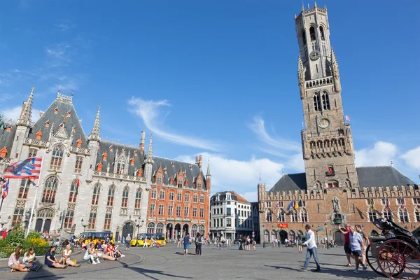 Brugge, Belgie - 13 červen 2014: grote markt s belfort van brugge a provinciaal hof budovy. — Stock fotografie