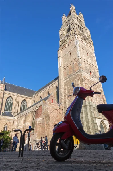 Bruges, Belgium-június 13, 2014: St. Salvator 's Cathedral (Salvatorskerk) nyugatról és sziluettje robogó esti fényben . — Stock Fotó