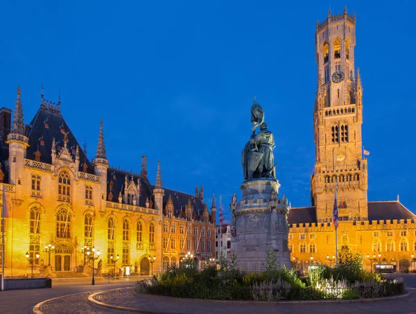 Brugge - grote markt w wieczór zmierzch. Belfort van brugge i provinciaal hof budynków i i pomnik jan breydel i pieter de coninck — Zdjęcie stockowe