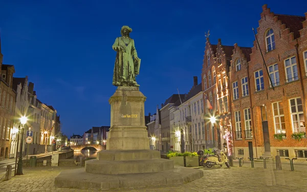 BRUGGE, BÉLGICA - 13 DE JUNIO DE 2014: Conmemoración de Jan van Eyck por Jan Calloigne (1856) al atardecer . — Foto de Stock
