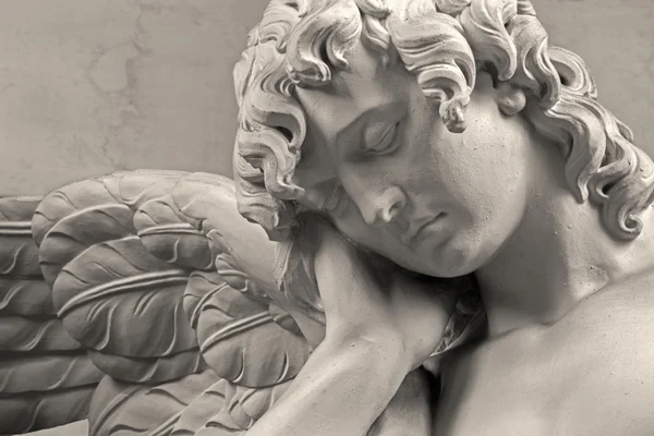 MECHELEN, BÉLGICA - 14 DE JUNIO DE 2014: El dolor del ángel. Detalle de estatua de piedra en la iglesia Nuestra Señora a través de de Dyle . — Foto de Stock