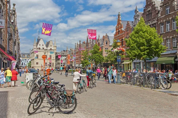 Mechelen, belgien - 14. Juni 2014: ijzerenleen street oder square mit dem gotischen Gebäude groot begijnhof (großer Beginenhof) im Hintergrund. — Stockfoto