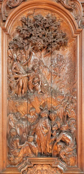 Mechelen, Belgien - den 14 juni, 2014: carving av predikan av Johannes Döparen scenen av ferdinand wijnants i st. johns kyrka eller janskerk från början av 20. cent. — Stockfoto