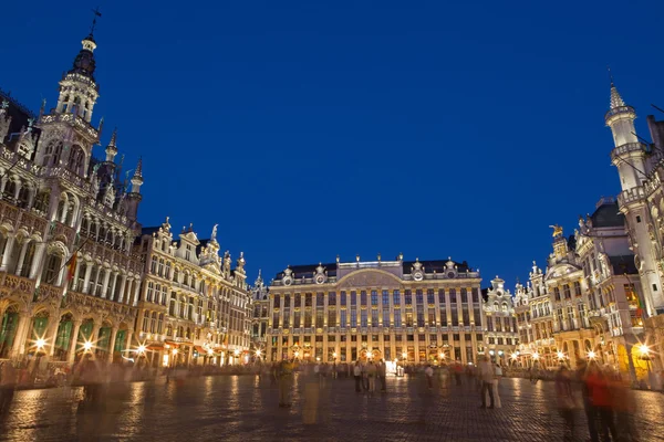 Bruksela, Belgia - 14 czerwca 2014: głównego placu i ggrand pałacu w wieczór. Grote markt. — Zdjęcie stockowe