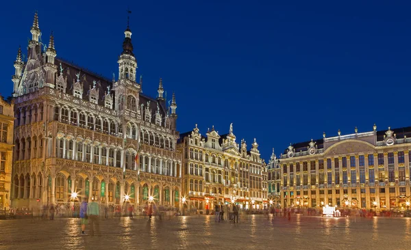 BRUSELAS, BÉLGICA - 14 DE JUNIO DE 2014: La plaza principal y el palacio Ggrand por la noche. Grote Markt . — Foto de Stock