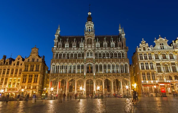 Brusel, Belgie - 14 červen 2014: hlavní náměstí a grand palace v večer. Grote markt. — Stock fotografie