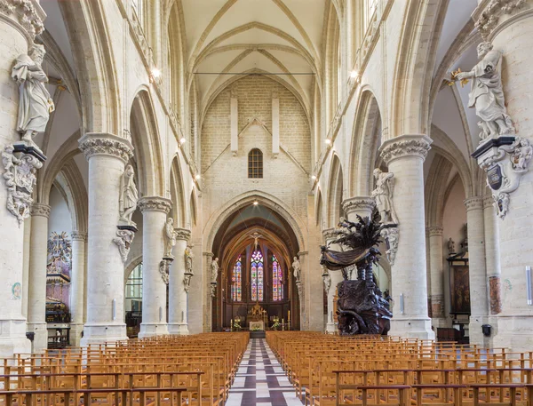 BRUSEL, BELGIE - 15. června 2014: The nave of gothic church Notre Dame de la Chapelle. — Stock fotografie