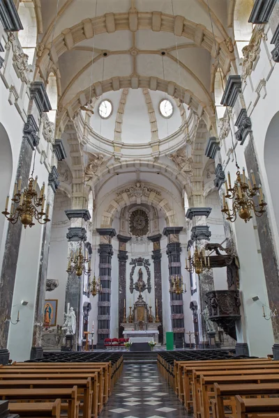 BRUSELAS, BÉLGICA - 15 DE JUNIO DE 2014: La nave y altar mayor de la iglesia Notre Dame aux Riches Claires . —  Fotos de Stock