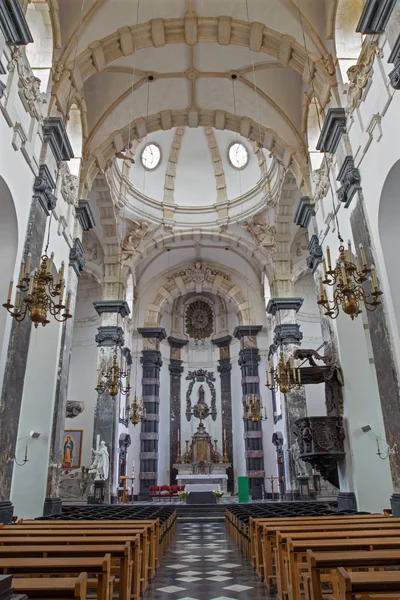 Bryssel, Belgien - 15 juni 2014: långhus och huvudaltaret av kyrkan notre dame aux rikedomar claires. — Stockfoto