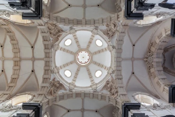 БРЮССЕЛЬ, БЕЛЬГИЯ - 15 июня 2014 года: Купол церкви Notre Dame aux Riches Claires . — стоковое фото
