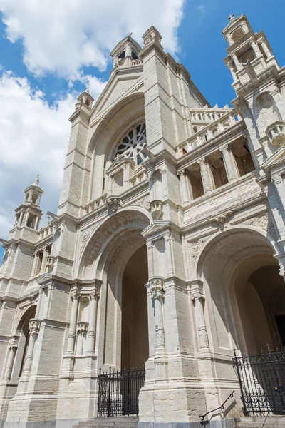 Brüssel, Belgien - 15. Juni 2014: neugotisches Portal der Kirche St. Katharine. — Stockfoto