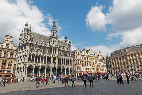 Bryssel, Belgien - 15 juni 2014: viktigaste torget grote markt och grand palace. — Stockfoto