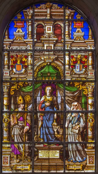 BRUSELAS, BÉLGICA - 16 DE JUNIO DE 2014: Vidriera que representa a San Gúdula en el centro (1843) en la catedral de San Miguel y San Gúdula . — Foto de Stock
