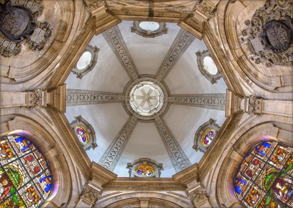 BRUSSELS, BELGIUM - JUNE 16, 2014: Cupola of the Maes-chapel in gothic cathedral of Saint Michael and Saint Gudula. — Stock Photo, Image