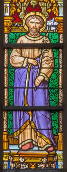 BRUSSELS, BELGIUM - JUNE 16, 2014: Stained glass window depicting st. Joseph wiht the child in the cathedral of st. Michael and st. Gudula. — Stock Photo, Image
