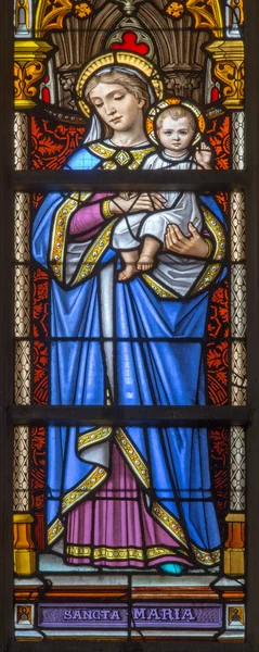 BRUXELAS, BÉLGICA - JUNHO 16, 2014: Janela de vidro manchado representando Madonnna wiht a criança na catedral de S. Miguel e S. Gudula . — Fotografia de Stock