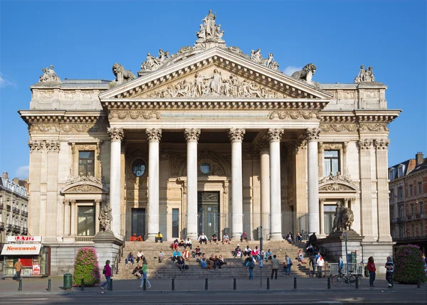 Brussels, Belçika - 15 Haziran 2014: borsa Brüksel - bourse akşam ışık. — Stok fotoğraf