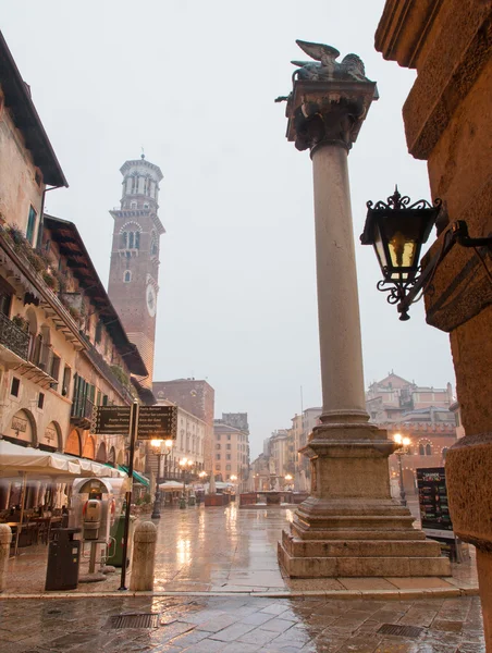 Βερόνα, Ιταλία - 28 Ιανουαρίου 2013:-piazza erbe στο rainly σούρουπο και lamberti Πύργος — Φωτογραφία Αρχείου