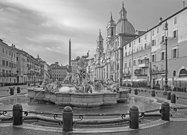 Roma - Piazza Navona de manhã e Fonte de Netuno (1574) criada por Giacomo della Porta e Santa Agnese na igreja Agone — Fotografia de Stock