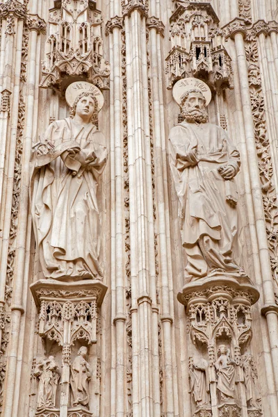 TOLEDO - 8 DE MARÇO: Apóstolo Pedro e João do portal gótico sul da Catedral Primada Santa Maria de Toledo em 8 de março de 2013 em Toledo, Espanha . — Fotografia de Stock