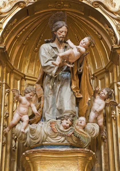 TOLEDO - 8 DE MARÇO: Estátua barroca de São José da igreja Iglesia de san Idefonso em 8 de março de 2013 em Toledo, Espanha . — Fotografia de Stock