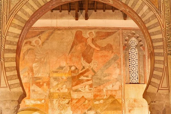 Toledo - märz 8: bögen und fresken der san-römischen kirche haben einen turm im mudejar architektonischen stil aus dem 13. jahrhundert. am 8. märz 2013 in toledo, spanien. — Stockfoto