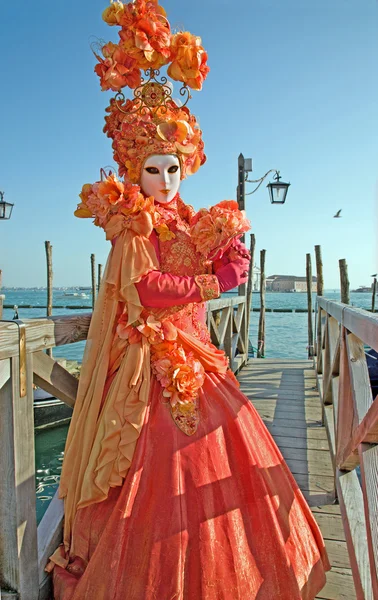 Venetië, Italië - 26 februari 2011: luxe masker uit Carnaval aan de waterkant van piazza san Marcoplein. — Stockfoto