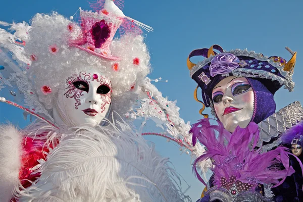 威尼斯，意大利-2011 年 2 月 26 日： 从狂欢节面具的双 — 图库照片