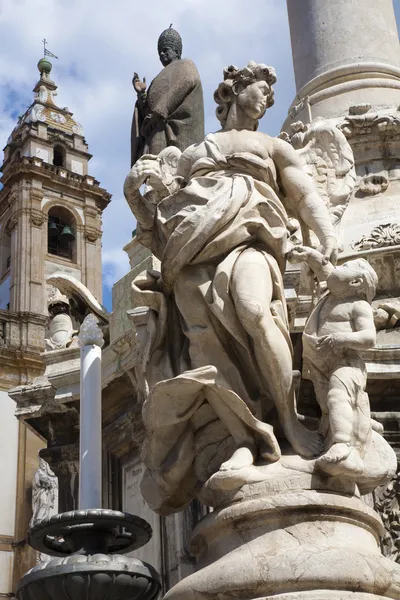 Palermo - Engelsstatue aus der barocken Säule der Jungfrau Maria und San Domenico - Kirche des Heiligen Domenico — Stockfoto