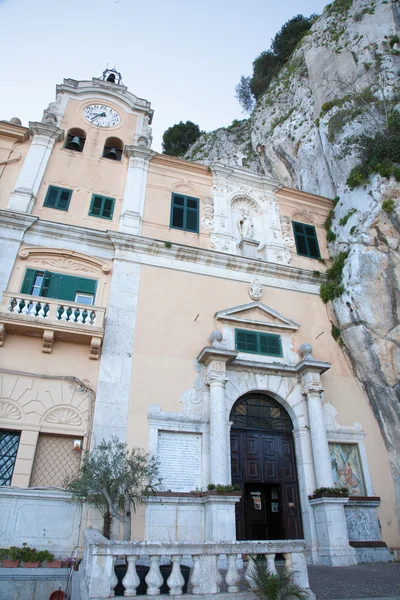 Palermo - 9 Nisan: santuario di santa rosalia kutsal mağara ile. Mağara mount pelegrino üzerinde kutsal bir tapınak olduğunu ve palermo santa rosalia patronu 9 Nisan 2013 palermo, İtalya adamıştır — Stok fotoğraf