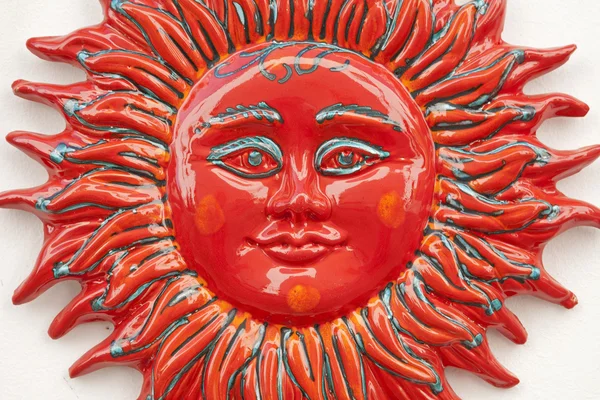 Monreale - dettaglio del sole in ceramica rossa dal mercato — Foto Stock