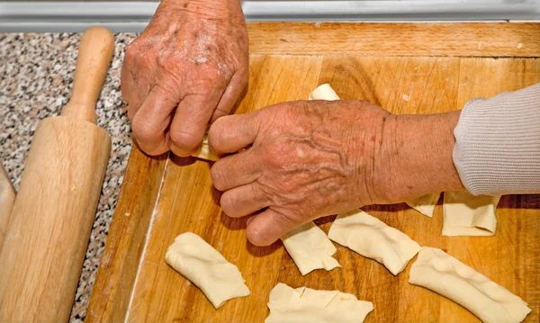 祖母の手を焼くの — ストック写真