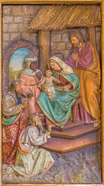 TRNAVA, ESLOVAQUIA - 3 DE MARZO DE 2014: El relieve tallado de los Reyes Magos en el altar lateral de la iglesia de los jesuitas de 19. cent . —  Fotos de Stock