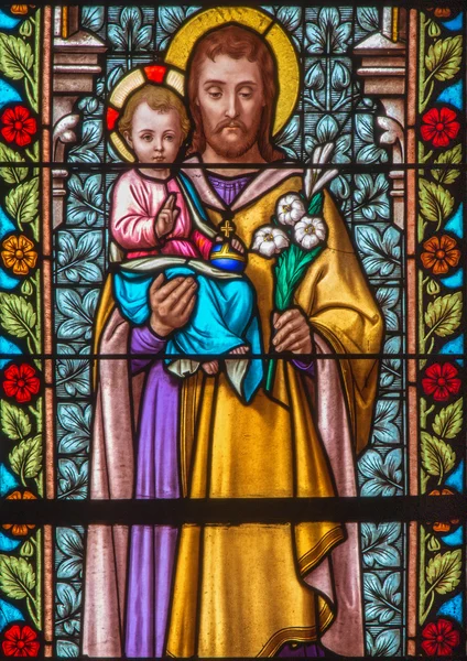 Trnava, Słowacja - 3 marca 2014: saint joseph z szybę Kościoła st. helen z 19. procent. — Zdjęcie stockowe