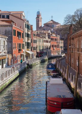 Venice, İtalya - 11 Mart 2014: fondamneta monastero del sokak ve kanal.