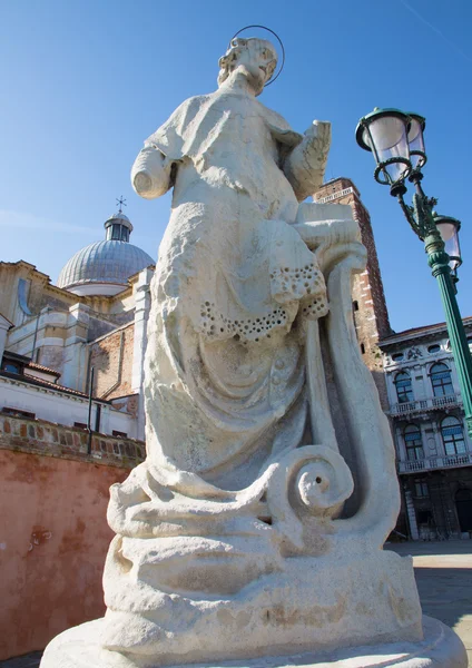 Venise - statue de sainte et coupole de l'église San Geremia en arrière-plan — Photo