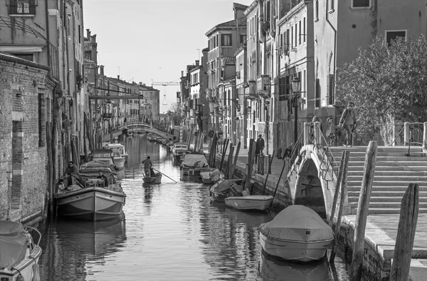 Venedig, Italien - 13 mars 2014: fondamneta gasparo contrarini street och kanalen rio madonna. — Stockfoto