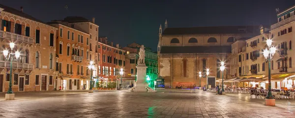 Venice, Olaszország - március 12-én 2014-re: campo francesco moresini square éjjel, és a templom Szent István (santo stefano) háttér. — Stock Fotó