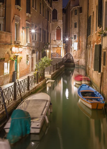 Venice, Italië - 11 maart 2014: Kijk naar cale lavezzera canla bij nacht — Stockfoto