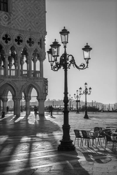 VENISE, ITALIE - 12 MARS 2014 : Palais des Doges et place Saint-Marc au petit matin . — Photo