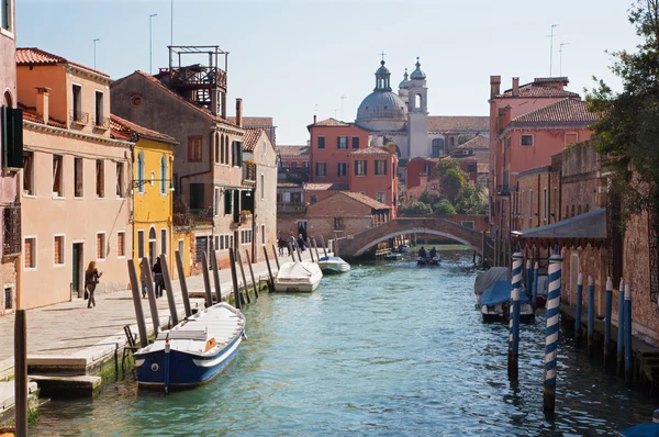 Venice, Włochy - 12 marca 2014: kanał rio ognissanti i chiesa dei gesuati w bacground. — Zdjęcie stockowe