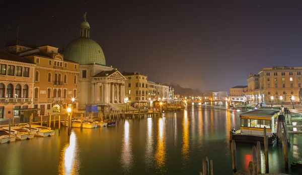 Venice, Olaszország - március 13, 2014-re: canal grande és a templom san simeone picolo éjszaka. — Stock Fotó