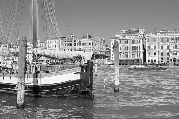 VENICE, ITALY - MARCH 13, 2014: Sailboat and Canal Grande. — Stock Photo, Image