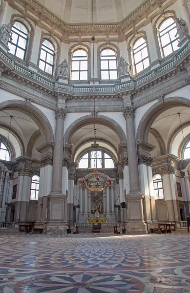 VENICE, ITÁLIA - Março 13, 2014: Interior da igreja Santa Maria della Salute . — Fotografia de Stock