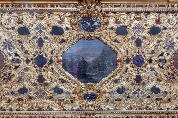 Venedig, Italien - 13. März 2014: Detail aus der goldenen Dekoration des Seitenaltars in der Kirche Santa Maria della Salute. — Stockfoto